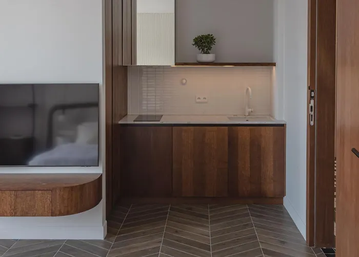 Sleek And New Studio, Monaco ボーソレイユ